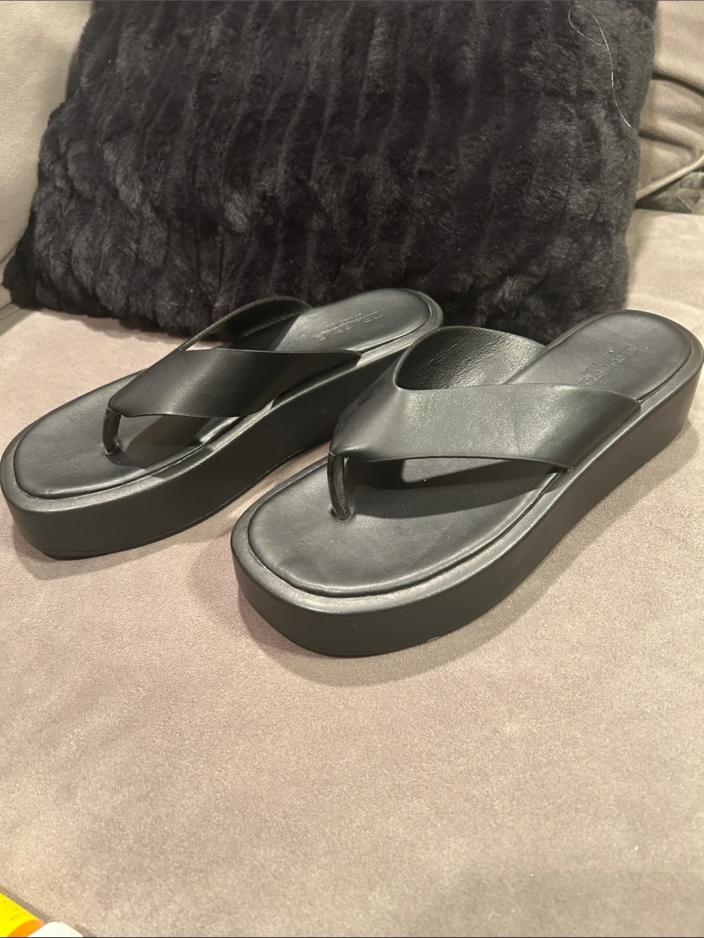 Truffle Collection Black Platform Thong Sandals Size 8